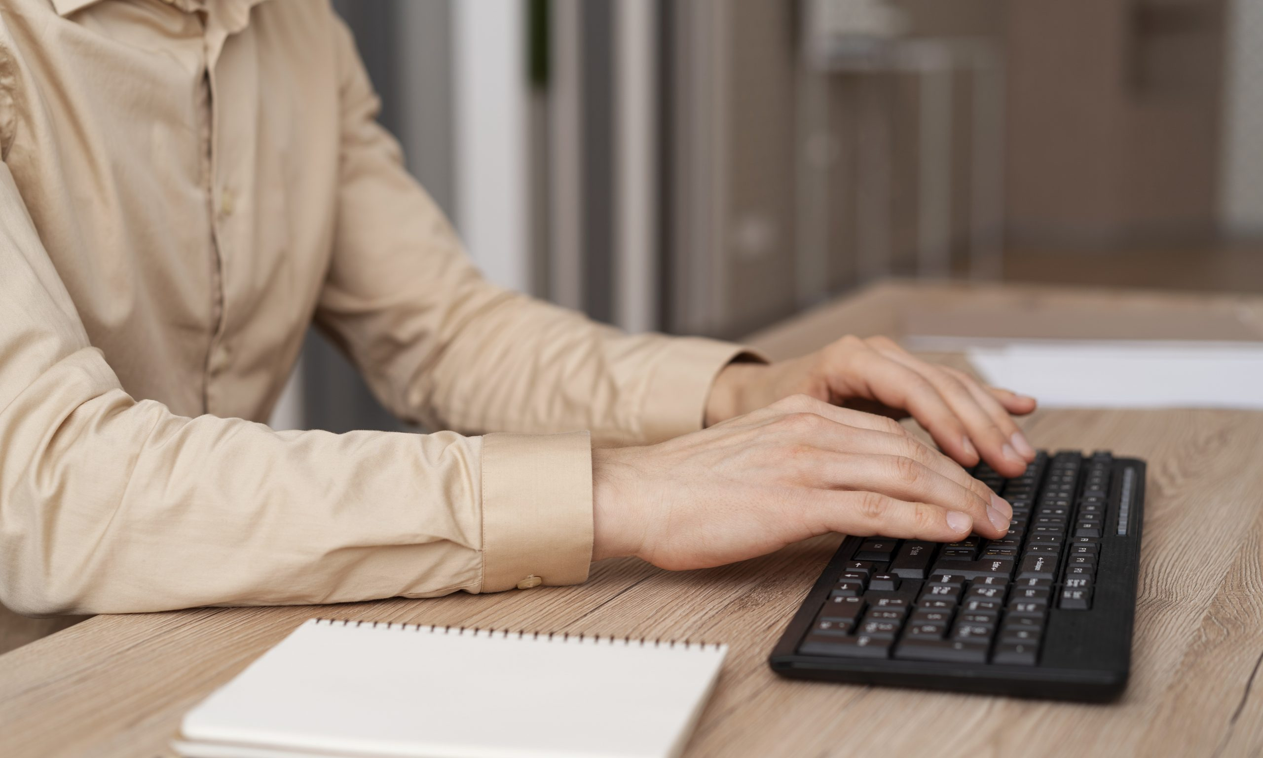cerrar-las-manos-escribiendo-en-el-teclado-scaled.jpg